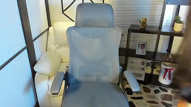 Snapshot of EmySilver chatting on February 2025 07:38:01 PM EmySilver online show from February 2025 07:38:01 PM