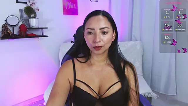 Emmi Cam online show from April 2026 01:06:02 PM