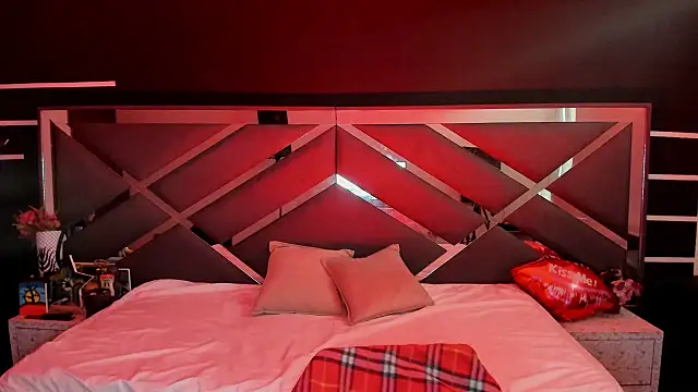 Snapshot of SexyNaf chatting on September 2025 07:27:01 PM SexyNaf online show from September 2025 07:27:01 PM