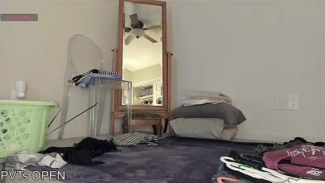 Peaches N Kreme online show from October 2025 04:32:02 AM