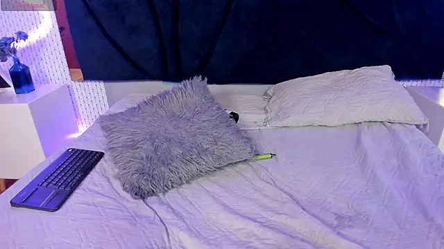 LARISSAEVANS online show from February 2025 06:32:01 AM