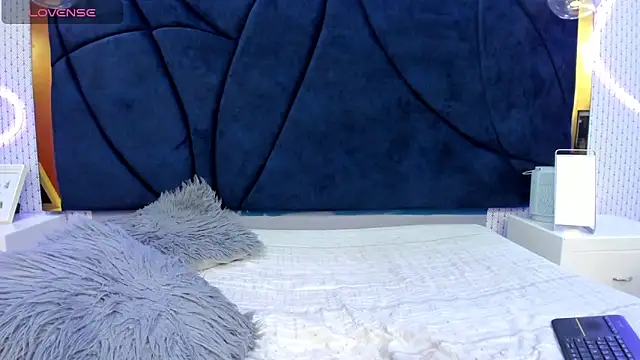 LARISSAEVANS online show from February 2025 06:20:01 PM