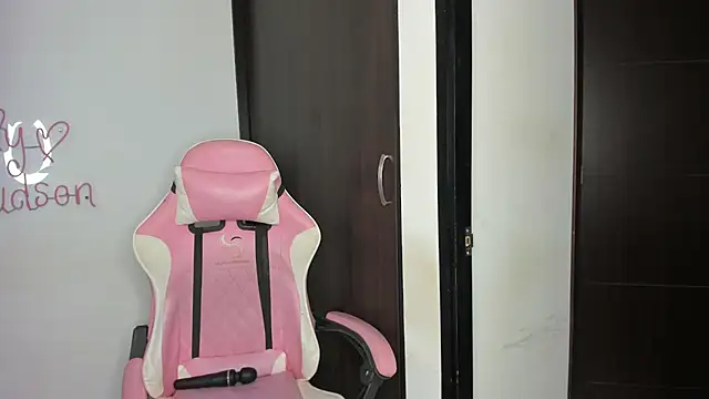 emily huddson  online show from December 2024 08:58:02 PM