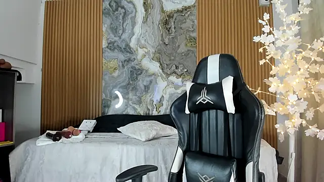 Danna topless online show from March 2026 12:05:01 PM