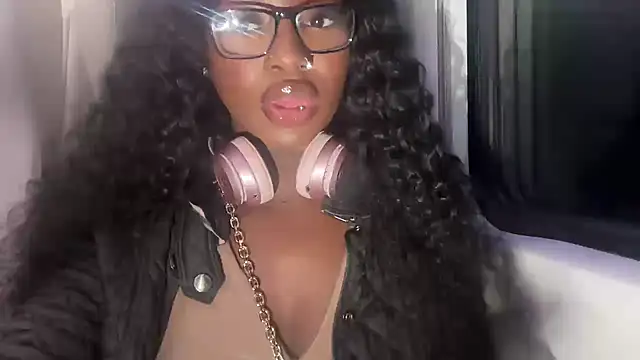 Snapshot of londonsfantasy chatting on February 2026 11:41:01 PM londonsfantasy online show from February 2026 11:41:01 PM