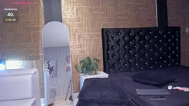 Laross25 online show from July 2026 08:03:01 PM