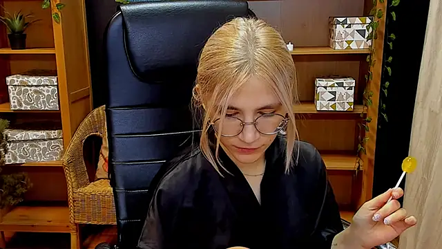 Moon13152 online show from December 2024 04:03:01 PM