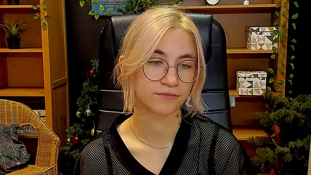 Moon13152 online show from December 2024 02:50:02 PM