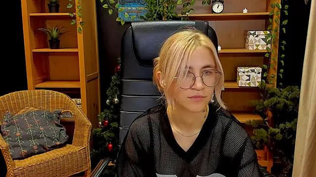 Moon13152 online show from December 2024 05:55:02 PM