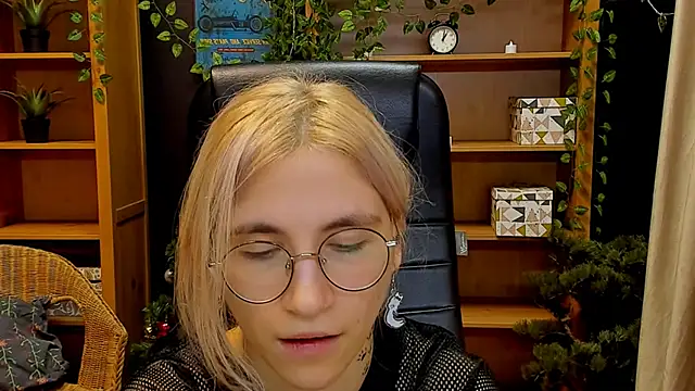 Moon13152 online show from December 2024 09:00:02 PM