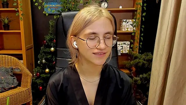 Moon13152 online show from December 2024 12:02:01 AM