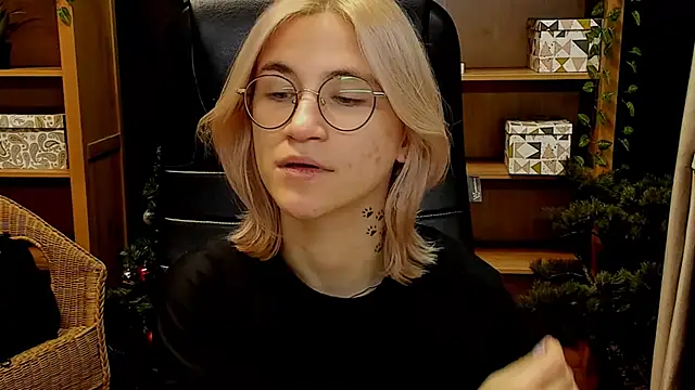 Moon13152 online show from December 2024 03:16:02 PM