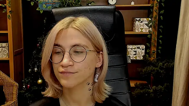 Moon13152 online show from December 2024 06:31:02 PM