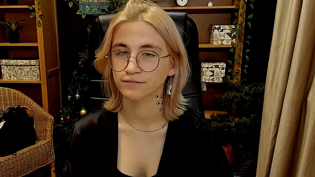 Moon13152 online show from December 2024 09:48:01 PM