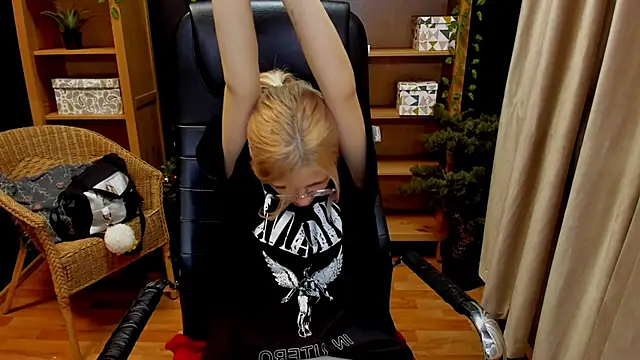 Moon13152 online show from December 2024 07:31:02 PM