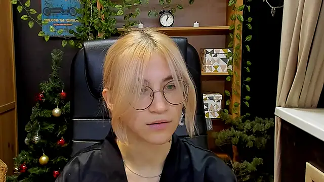 Moon13152 online show from December 2024 08:57:02 PM