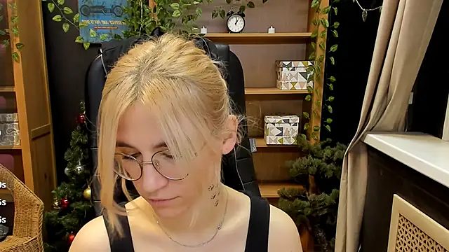 Moon13152 online show from December 2024 10:51:01 PM