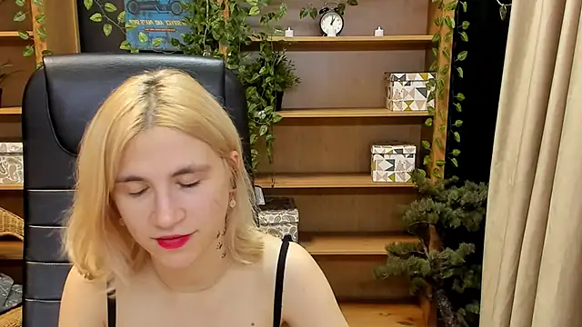 Moon13152 online show from December 2024 10:12:01 PM