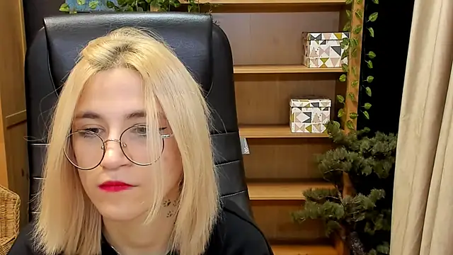 Moon13152 online show from December 2024 01:16:02 AM