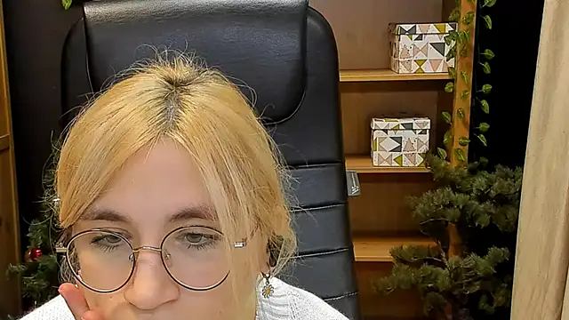 Moon13152 online show from December 2024 12:25:01 AM