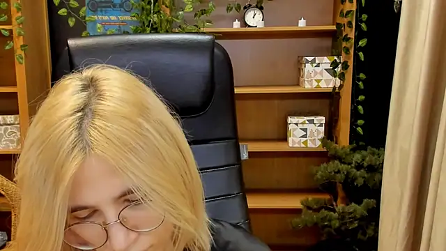 Moon13152 online show from December 2024 09:15:02 PM