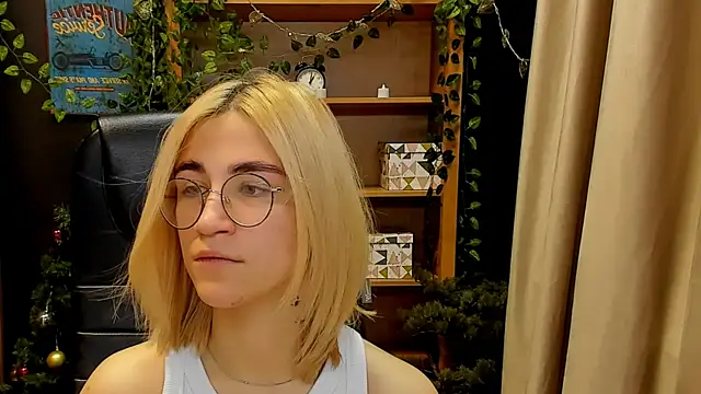 Moon13152 online show from December 2024 04:19:01 PM