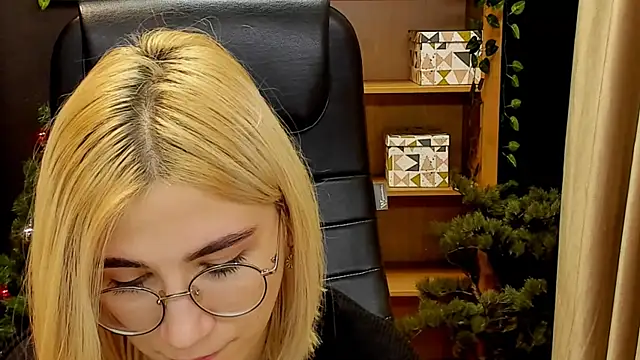 Moon13152 online show from December 2024 10:23:01 PM