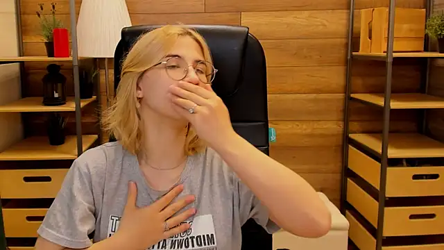 Moon13152 online show from January 2025 01:56:01 AM