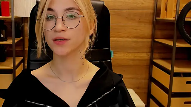 Moon13152 online show from January 2025 04:06:01 AM