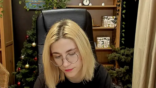 Moon13152 online show from January 2025 08:19:02 PM