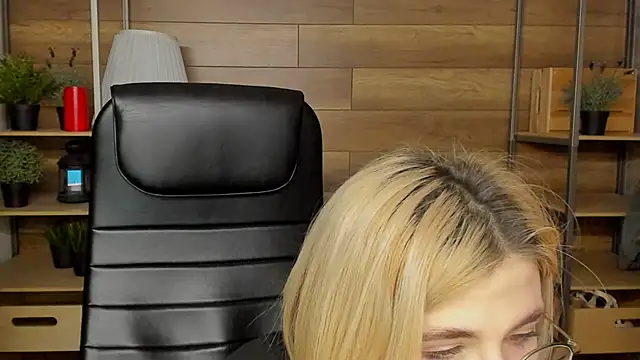 Moon13152 online show from January 2025 11:05:01 PM