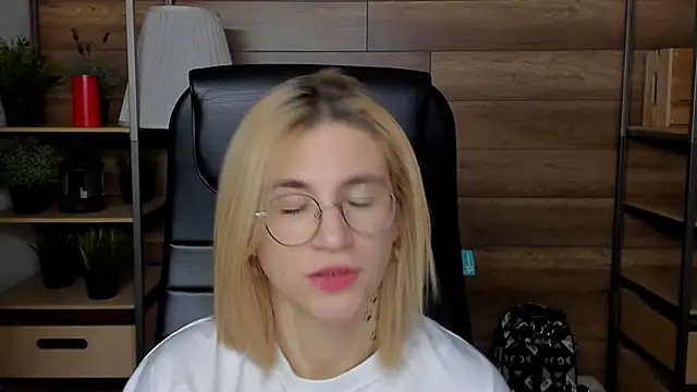 Moon13152 online show from February 2025 12:29:01 AM