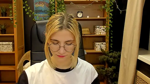 Moon13152 online show from February 2025 09:08:02 PM