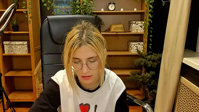 Moon13152 online show from February 2025 12:09:01 AM