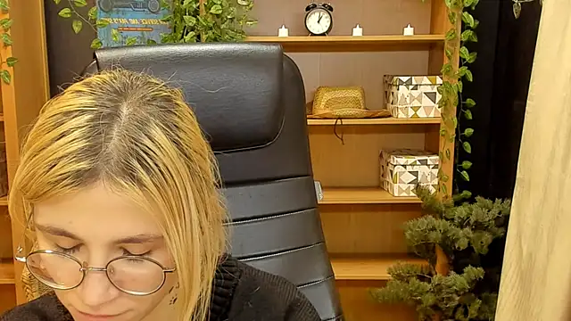 Moon13152 online show from February 2025 03:32:02 AM