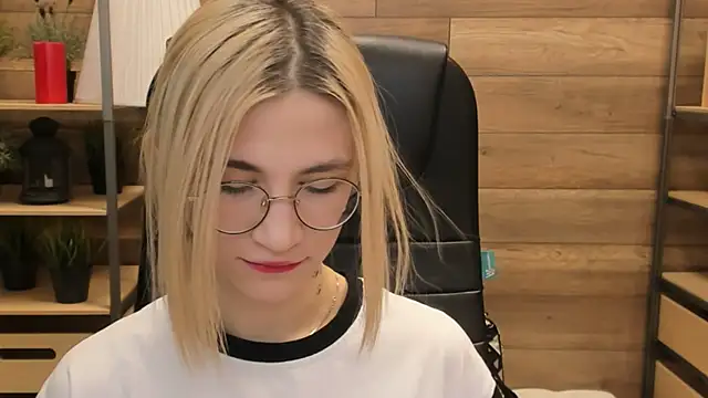 Moon13152 online show from February 2025 10:43:02 PM