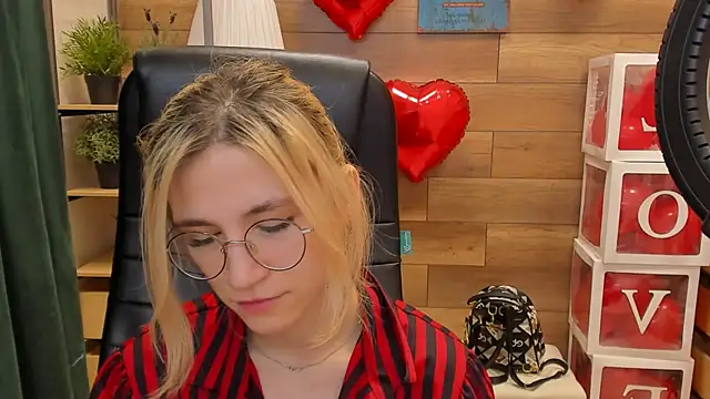 Moon13152 online show from February 2025 03:54:02 PM