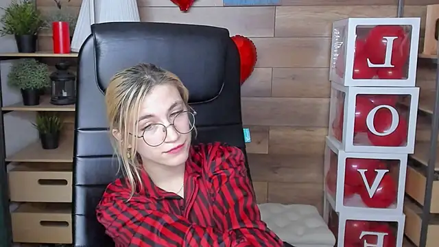 Moon13152 online show from February 2025 10:03:02 PM