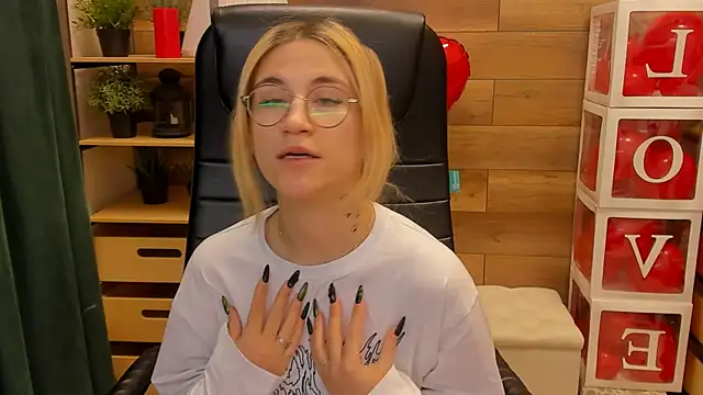 Moon13152 online show from February 2025 03:52:01 PM