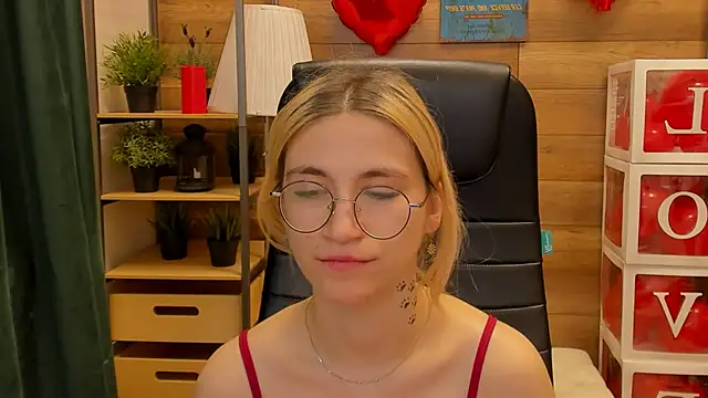 Moon13152 online show from February 2025 06:57:02 PM