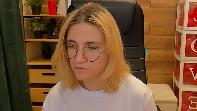 Moon13152 online show from February 2025 03:12:02 AM