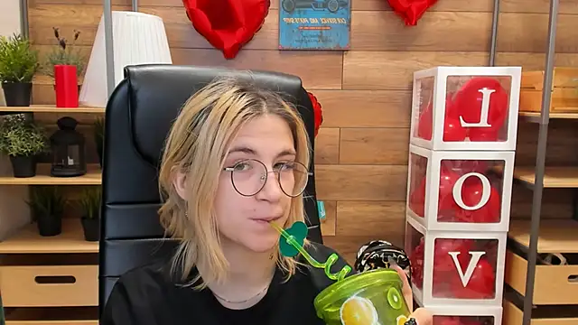 Moon13152 online show from February 2025 03:36:02 PM