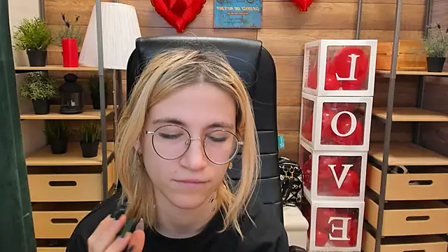 Moon13152 online show from February 2025 07:14:02 PM