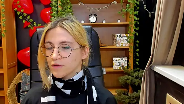 Moon13152 online show from February 2025 09:16:01 PM