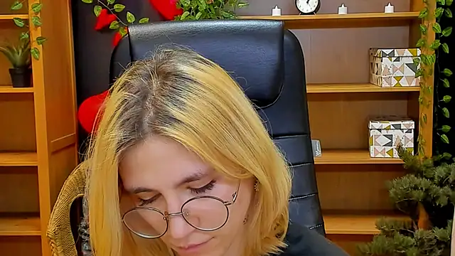 Moon13152 online show from February 2025 04:27:02 AM