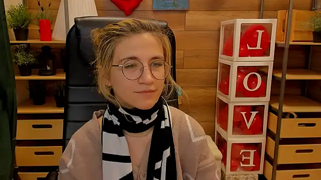 Moon13152 online show from February 2025 03:42:02 PM