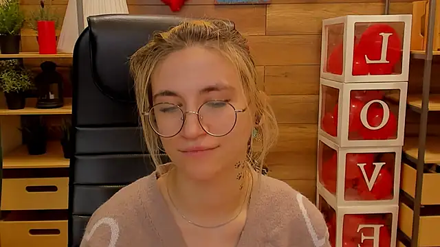 Moon13152 online show from February 2025 06:58:02 PM