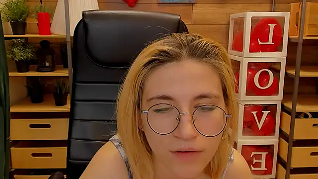 Moon13152 online show from February 2025 10:03:02 PM