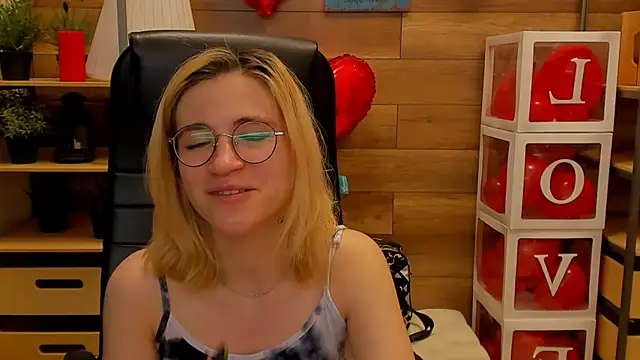 Moon13152 online show from February 2025 01:09:02 AM