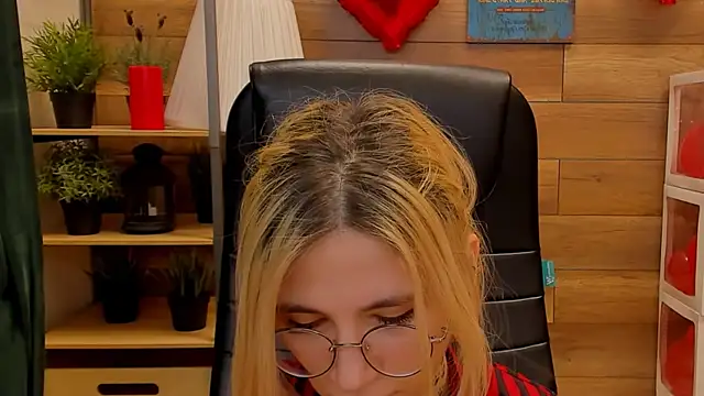 Moon13152 online show from February 2025 06:53:01 PM